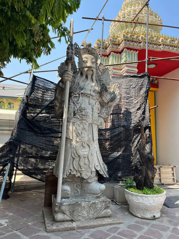 Вот эта статуя изображает европейца