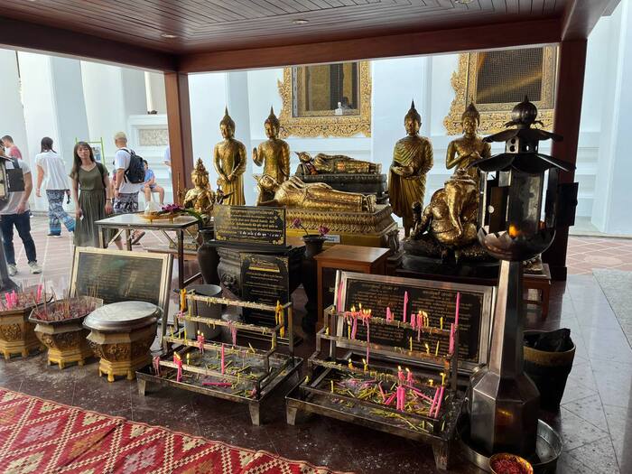 Места для поклонения есть не только внутри зданий, но и на свежем воздухе, тут можно поставить свечку.