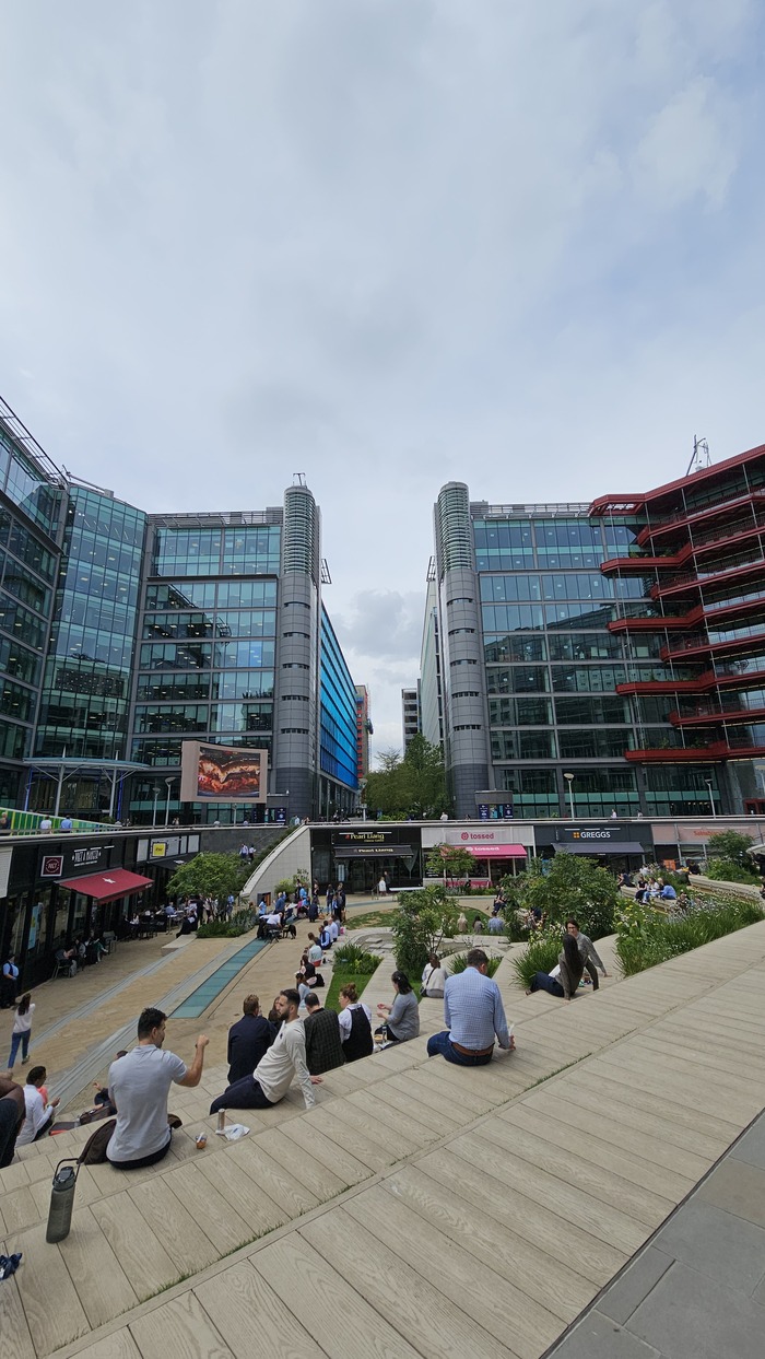 Народ перекусывает на лавочках)