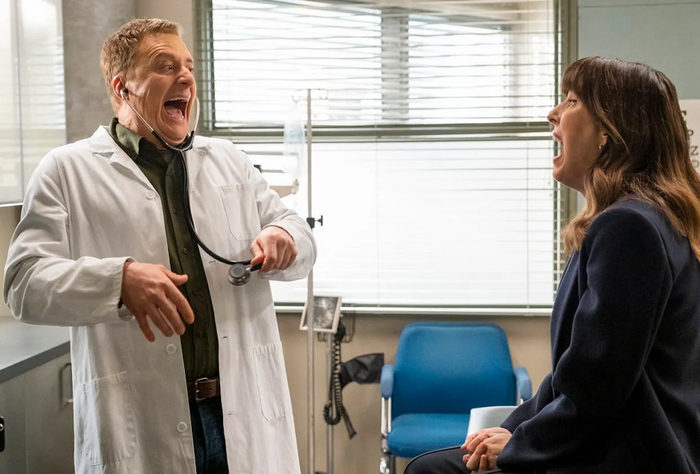 Эксцентричная игра Алана Тьюдика, исполнившего главную роль, стала одним из главных достоинств сериала