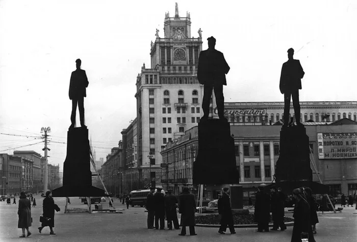 Mayakovskys on Mayakovsky Square - the USSR, Historical photo, Made in USSR, Old photo, История России, Black and white photo, Film, Vladimir Mayakovsky, Moscow, History, Monument, Local history, Nostalgia, 50th, Telegram (link)