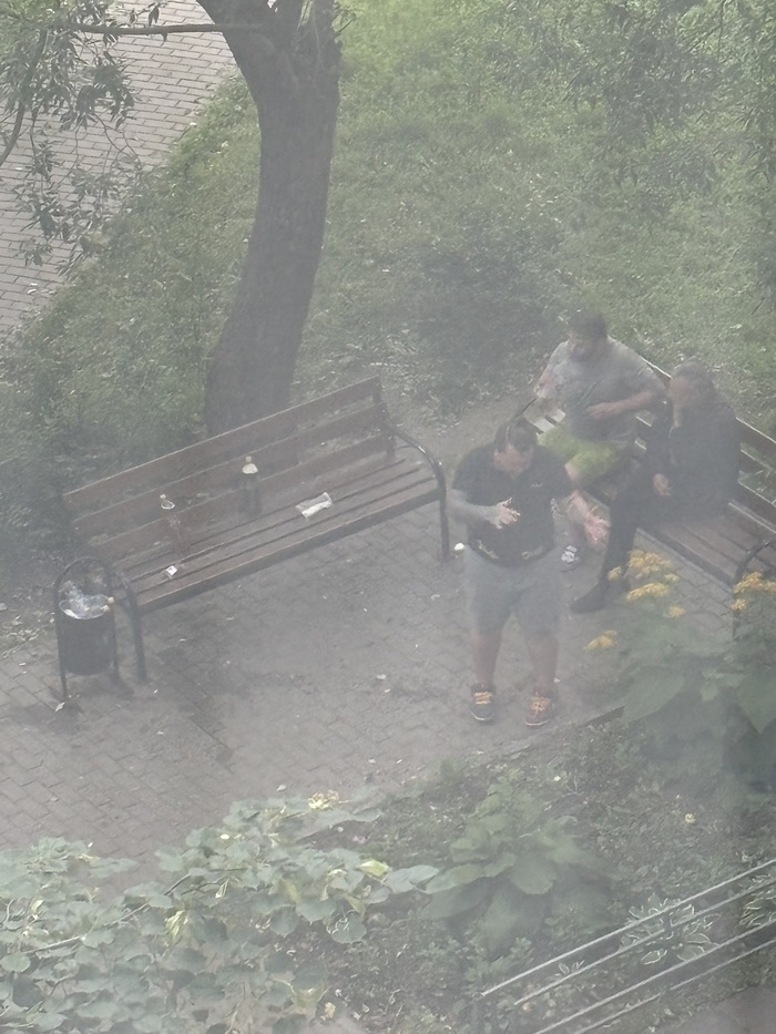 Время 5.40 утра, на фото видно, что пиво разливное