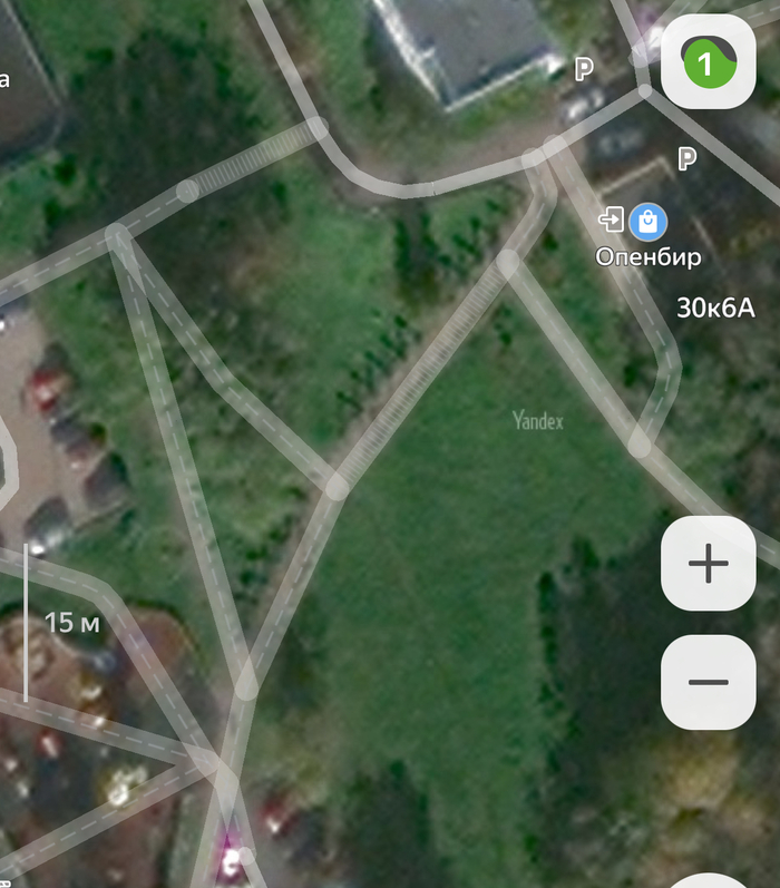 Между домами небольшая низина и сквер с лавочками