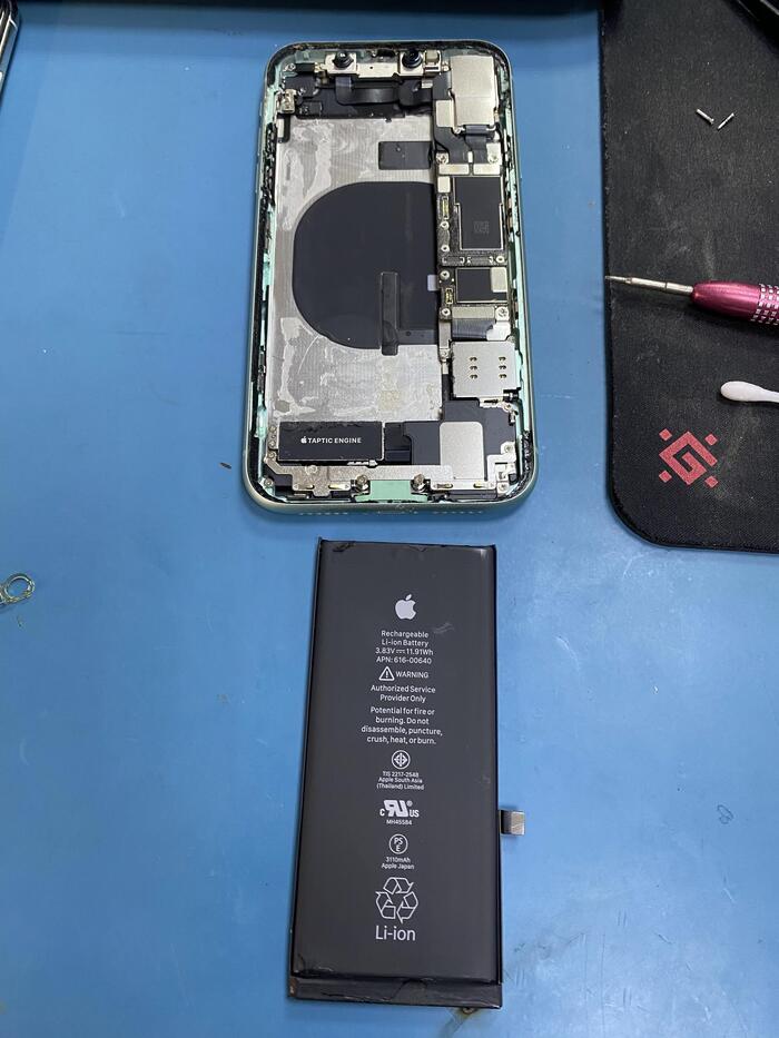 Разбираем, вынимаем старый аккум.