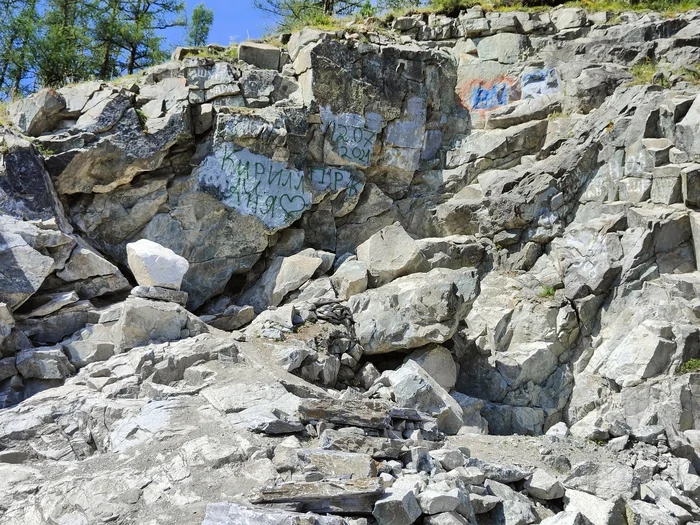 Asshole was here... - My, Altai Republic, Graffiti, Vandalism, Tourism, The mountains, The rocks, Nature, Inscription, The culture, Camping, Travel across Russia, Longpost