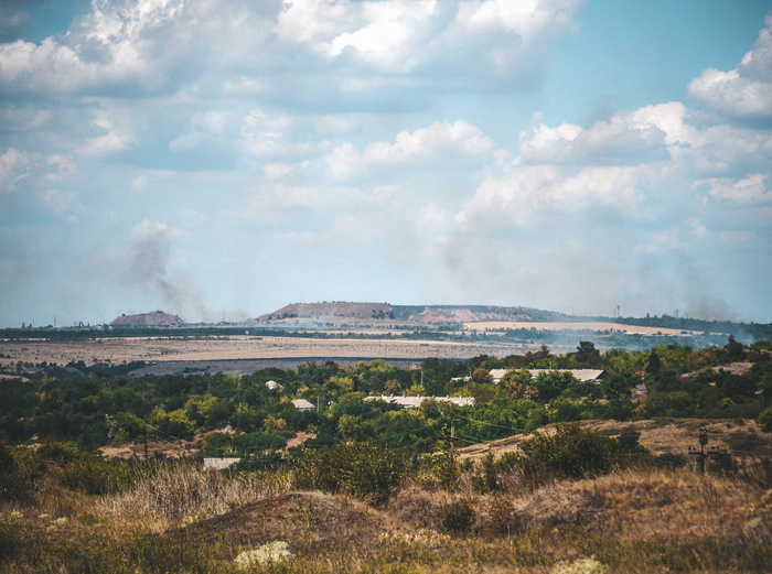 Встречают меня горящие поля, выжженная трава и голубое небо.