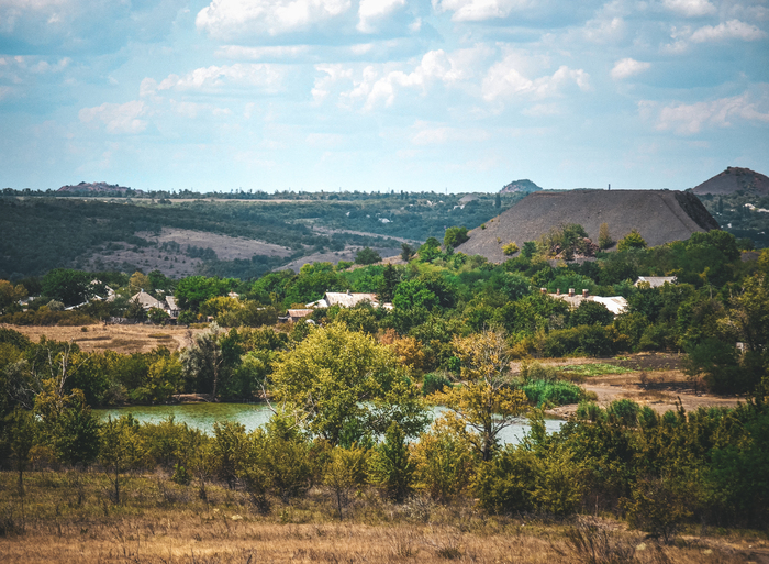 В лицо дует легкий ветер, помогающий продолжать дышать в сорокаградусную жару.