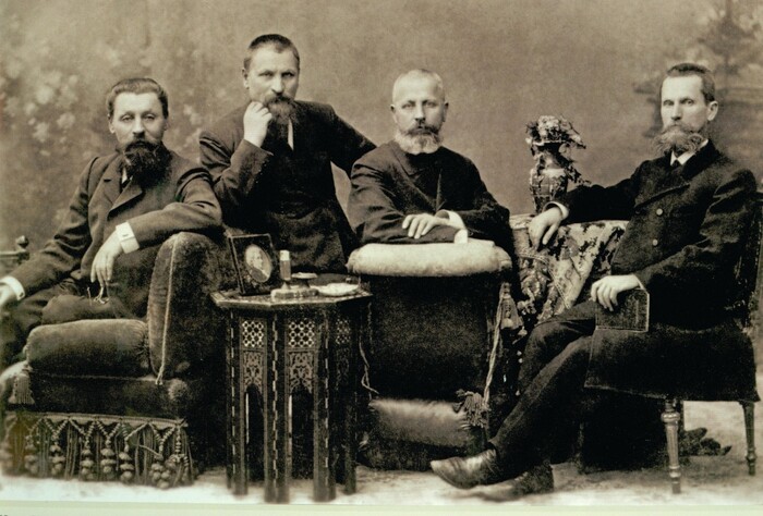 Семьи занимались поколениями, в последующем свлиянем на внутренние процессы. К примеру, многие становились городскими головами