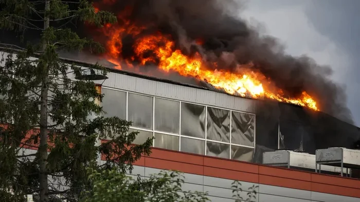 A fire broke out on the territory of the NPO Avtomatiki defense plant in Yekaterinburg - Negative, Fire, news, Yekaterinburg, NGO, Vertical video, Media and press, Roscosmos, Incident, Ministry of Emergency Situations, Video, Video VK, Telegram (link), Longpost, Mash