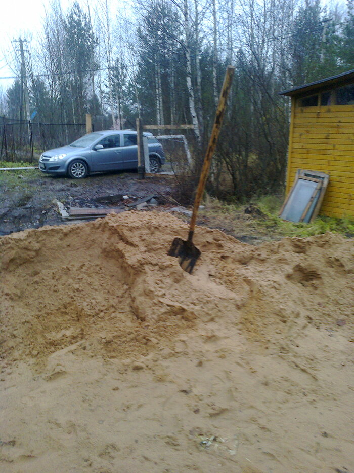 На фото видно лежащую на боку сломанную створку ворот.