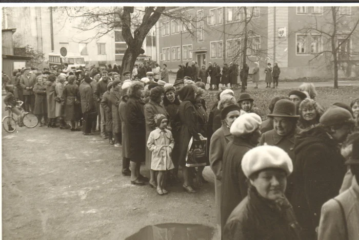 Ответ на пост «Хвост за получением полутора фунтов хлеба в Томске. 1917 год» - Фотография, Эстония, Очередь, СССР, Ответ на пост