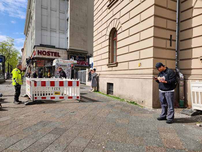 Клиенты пристраиваются вдоль стеночки, чтобы скушать свою шаурму