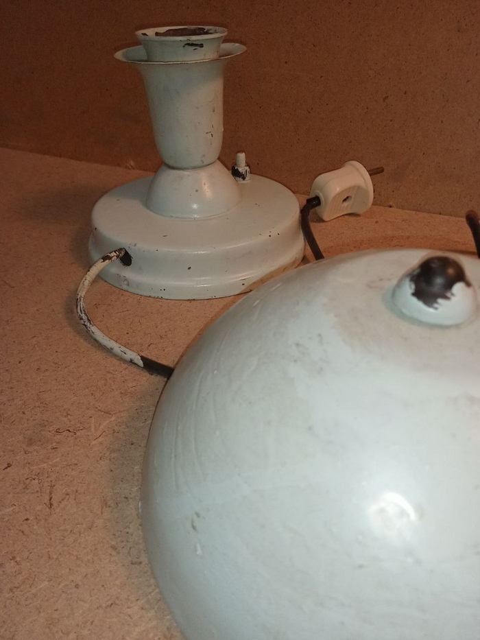 Общий вид. Покрашена полностью масляной белой с зеленоватым оттенком краской, родного цвета не видно.