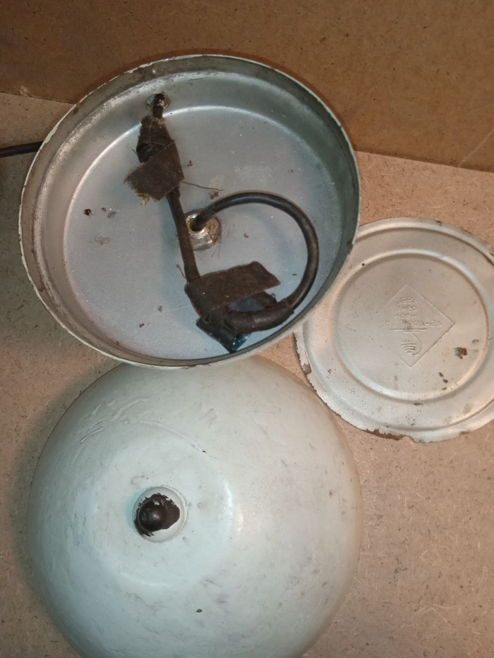 Обратите внимание на точечный выступ над проводом - это одно из трех креплений дна.