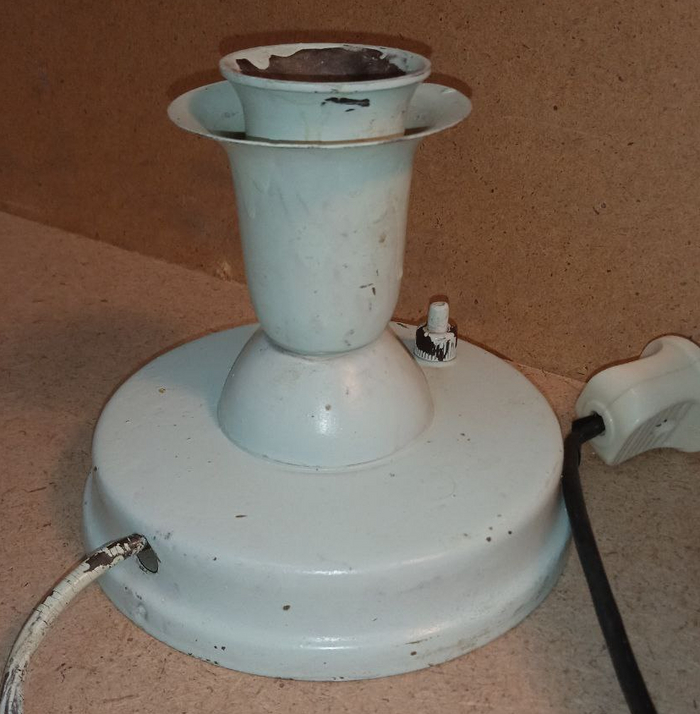 И основание и стойка и абажур у этой лампы отличаются от остальных "грибков".