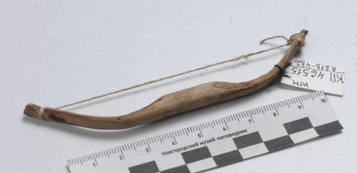 Игрушечный лук XII в. Предмет из коллекции, полученной в результате археологических исследований на Неревском и Ильинском раскопах в Новгороде в 1951-1965 гг.