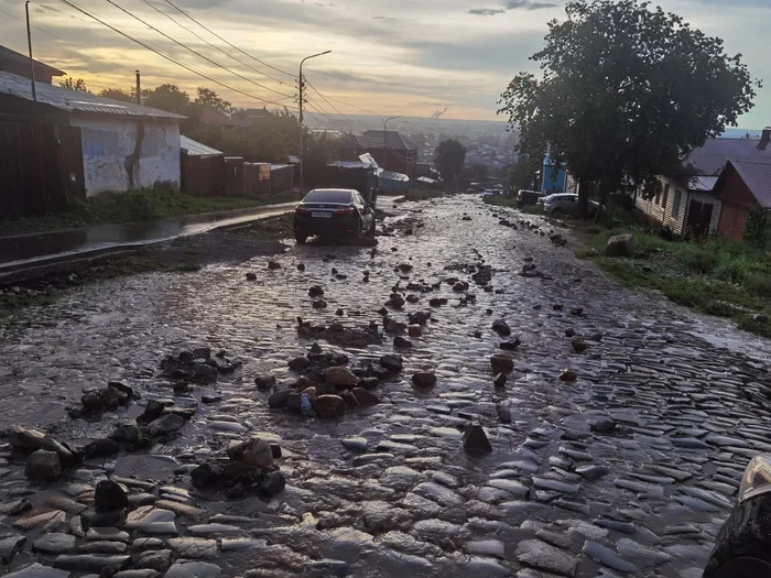 There was a heavy downpour in Ufa - the road was washed out as always - Shower, Road, Video, Vertical video