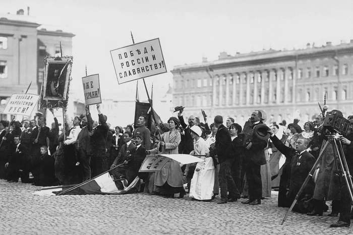 Манифестация дворянства и купечества у Зимнего дворца в день объявления о вступлении России в войну с Германией, 2 августа 1914 года