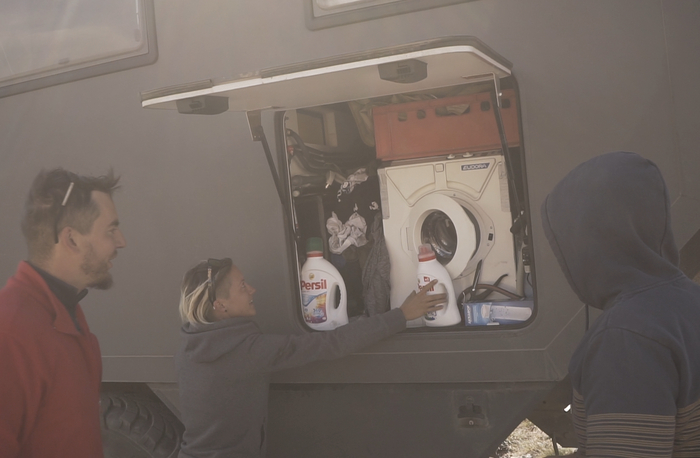 Компактная стирашка, и не нужна канистра на колесе)