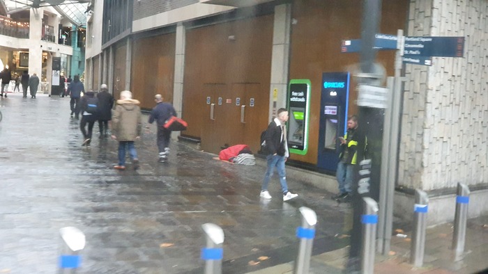 Все идут мимо. Все пох. И полисменам тоже.