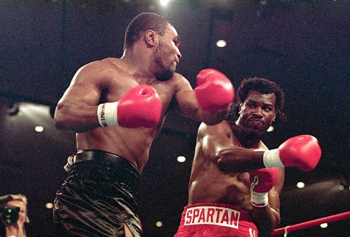 Кадр из боя Тайсона с Такером