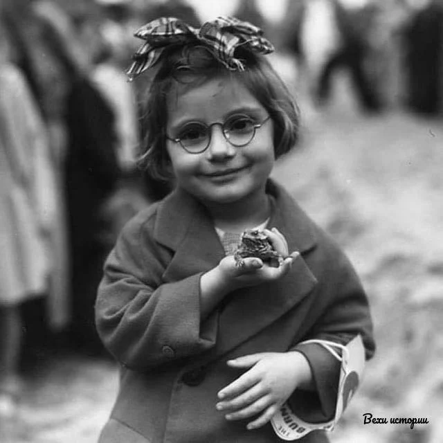 A little girl prepares to present her toad at a pet show, location unknown, 1936 - The photo, Girl, Exhibition, Milota, Old photo, Toad, Children