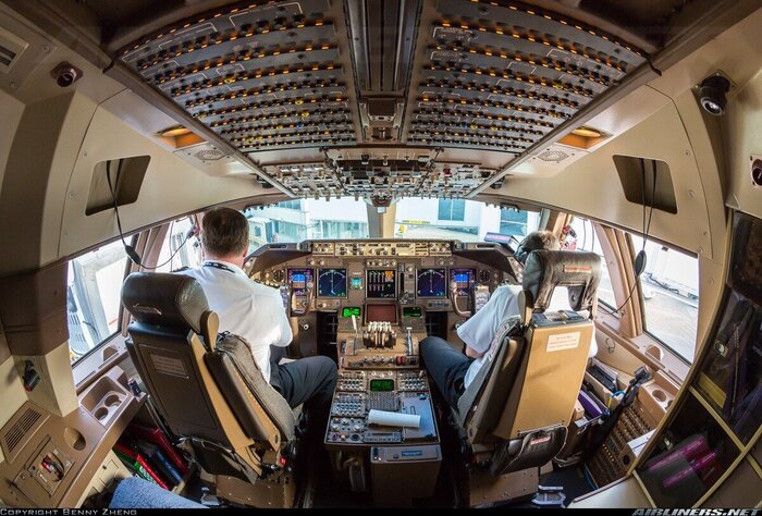Кабина самолёта Boeing 747-400