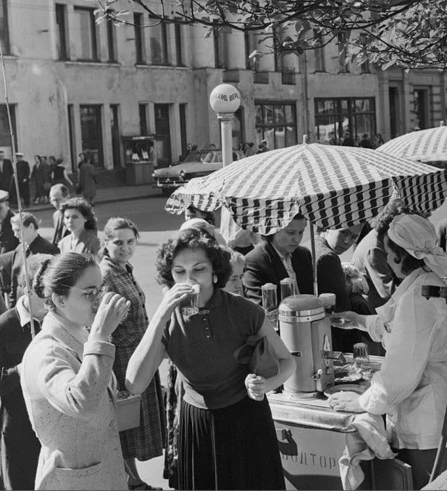 Газировочка в жару. Москва, СССР, 1958 год - Жара, Лето, Москва, Погода, СССР, Сделано в СССР, Детство в СССР, Воспоминания из детства, Память, Детство, 50-е, Воспоминания, Прошлое, Telegram (ссылка), Газировка, Старое фото