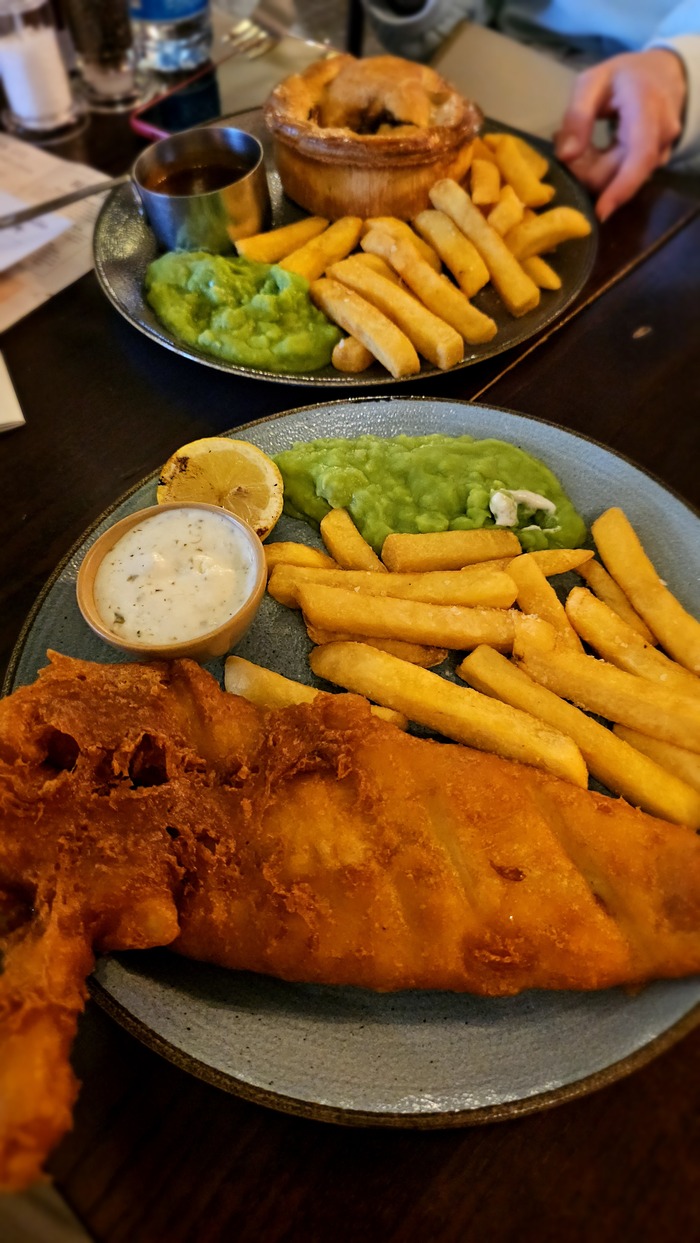 Фиш-анд-чипс. Вкусно. Это рекомендую