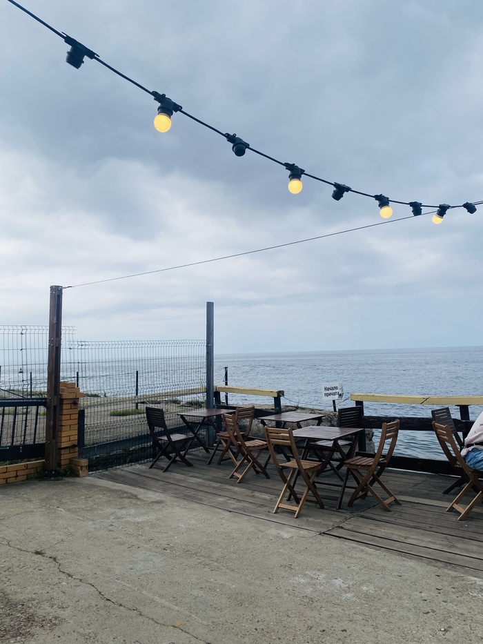 Отправление было в 10 часов утра, с автовокзала в Листвянке. Мы ждали отправления, сидя в этом уютном кафе и глазея на хмурый Байкал