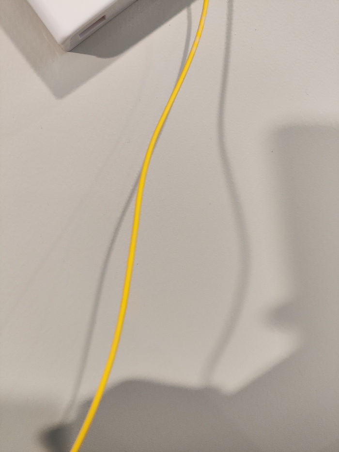 Это оптический кабель, который подключается к переходнику. Он должен быть таким тонким?