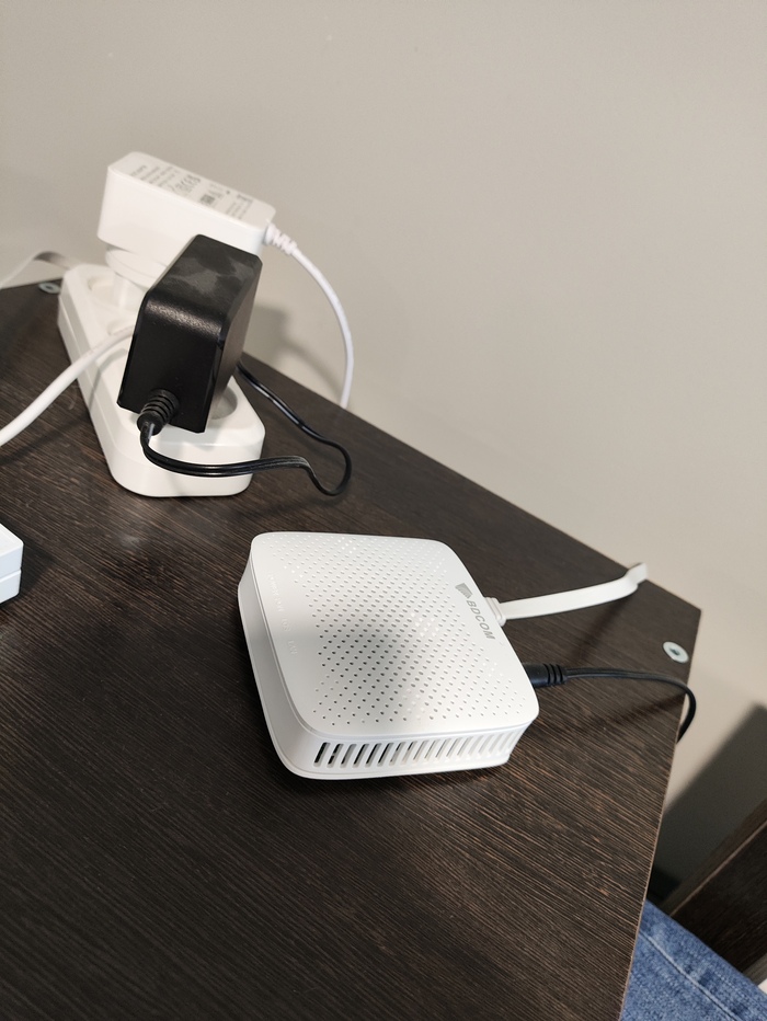 Реализация доступа. Справа переходник BDCOM, слева Wi-Fi-точка