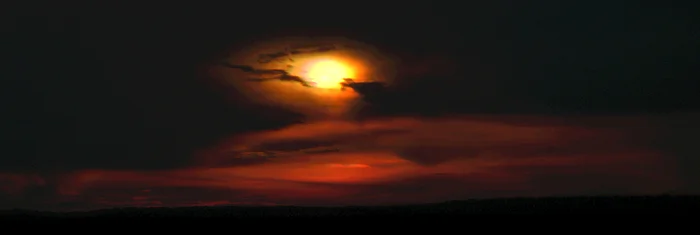 When the Darkest One himself watches over the territory of Mordor - My, Clouds, Sunset, Pareidolia, Eye of Sauron, Eyes