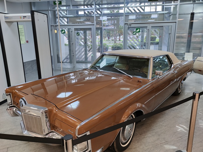 LINCOLN MARK III 1969. За дополнительную плату предлагались радиоприёмник, 8-кассетный магнитофон, центральный замок, круиз-контроль, автоматический переключатель с дальнего света на ближний.