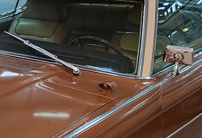 Вот здесь виден сенсор переключателя дальний - ближний свет.