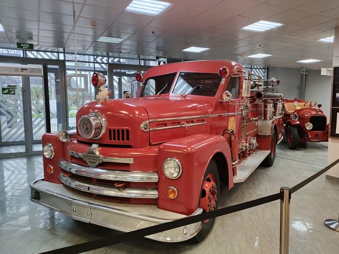 Пожарный автомобиль американской фирмы SEAGRAVE. Со слов работника музея этот автомобиль участвовал в ликвидации последствий терракта 11 сентября 2001 года в Нью-Йорке.