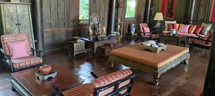 Одна из самых больших комнат в доме-музее - гостиная ткача, телевизора в этой гостиной не предполагалось, хотя электричество проведено.