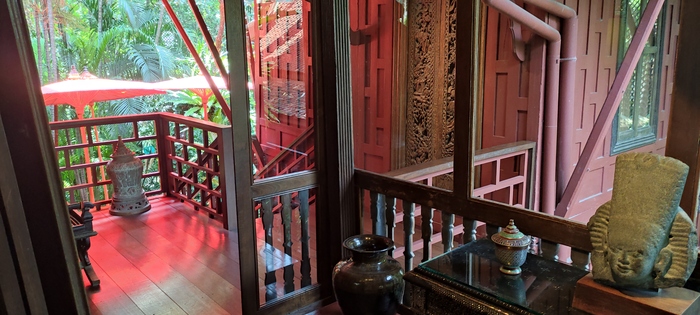 Если приглядеться, вы увидите стекло в двери, ведущей на террасу, но при этом в окне стекол нет, там раздвинуты ставни. Окно, кстати, спальни самого хозяина дома.