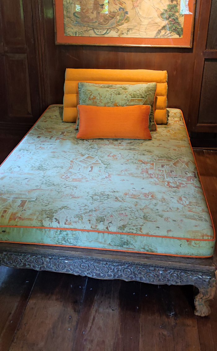 Кровать хозяина дома. Прыгать с разбегу на неё не рекомендуется, матрас достаточно тонкий, да и сама кровать по-восточному низкая