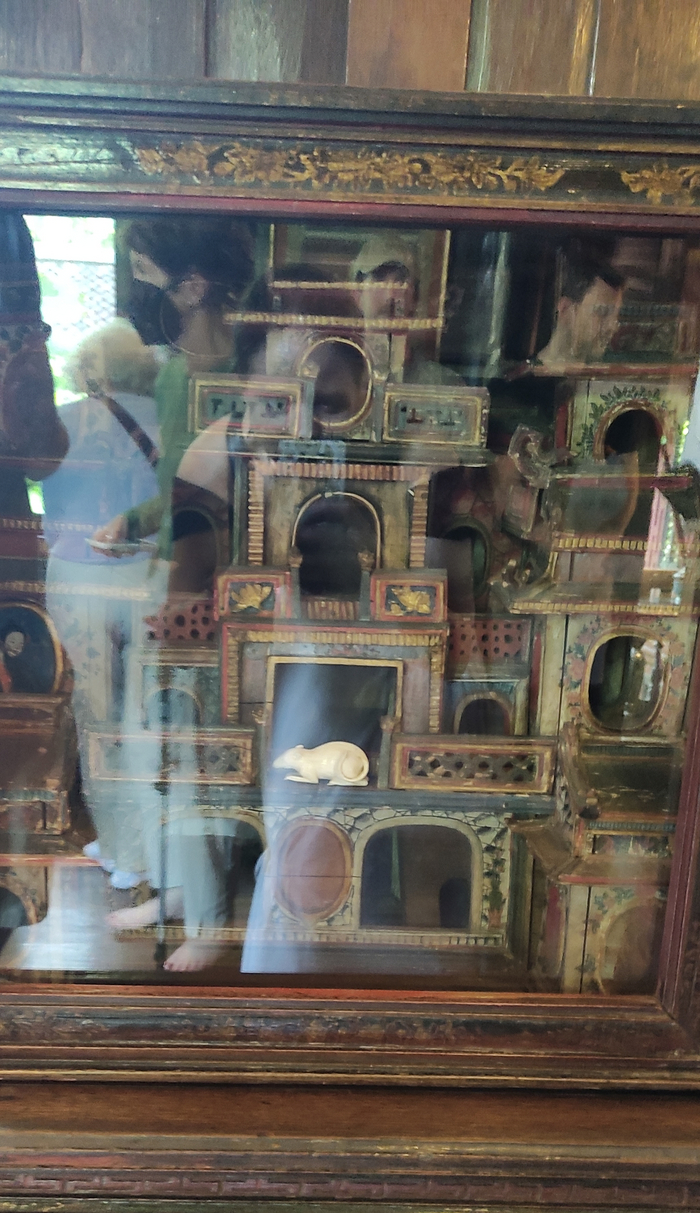 Многие прокрастинируют или пытаются заснуть, пялясь в телевизор. Свой аналог телевизора был и у древних тайцев. Это что-то вроде аквариума, в который можно залипать на мышь, бегающую по лабиринту.