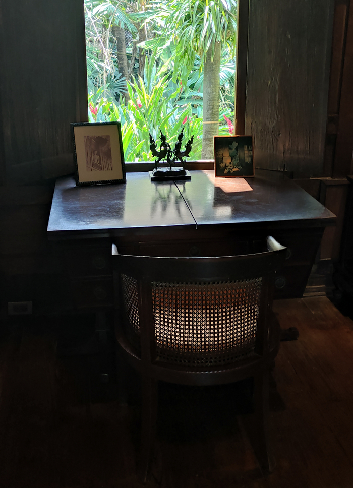 Стол в кабинете достаточно скромных размеров, зато и он тоже часть истории