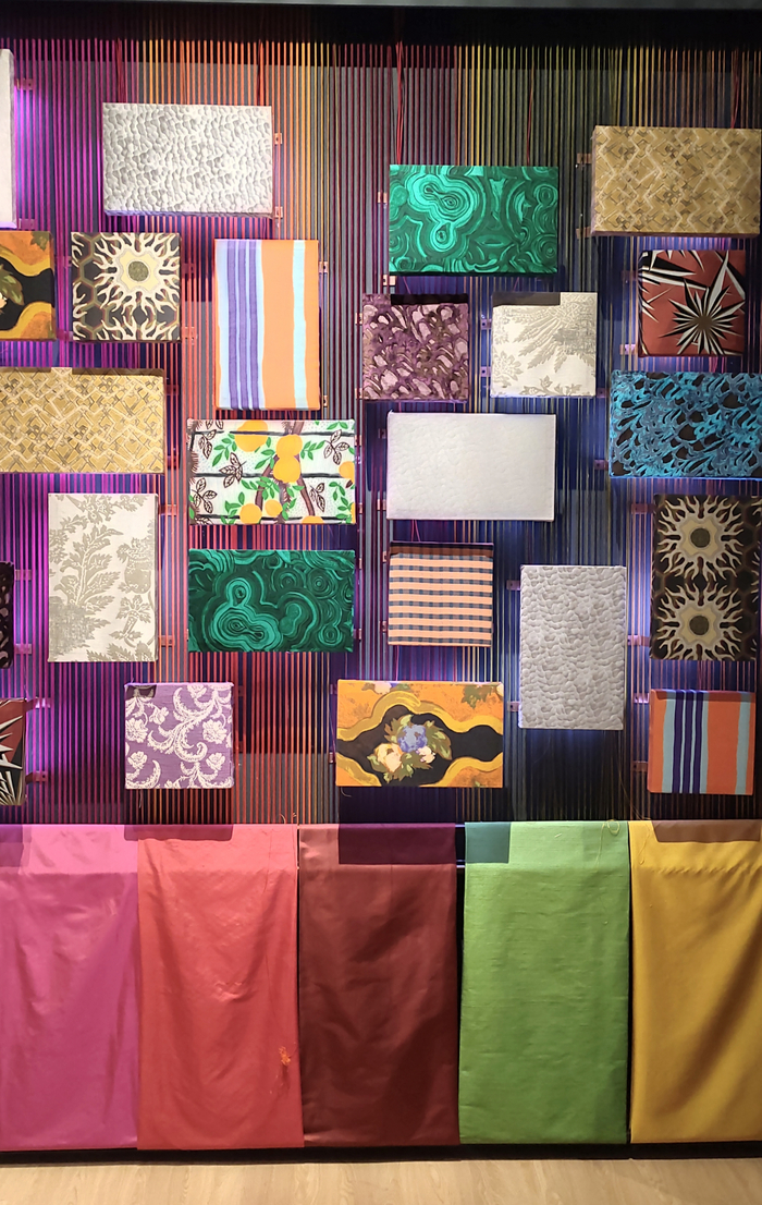 Помимо самого дома рядом есть павильон с выставкой тканей, производимых на фабрике. Это не картины, это ткани, натянутые на рамки вместо холста