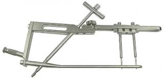 Вот одна из систем для интрамедуллярного остеосинтеза. Конструкция сверху - она снаружи, а сам стержень внутри бедренной кости