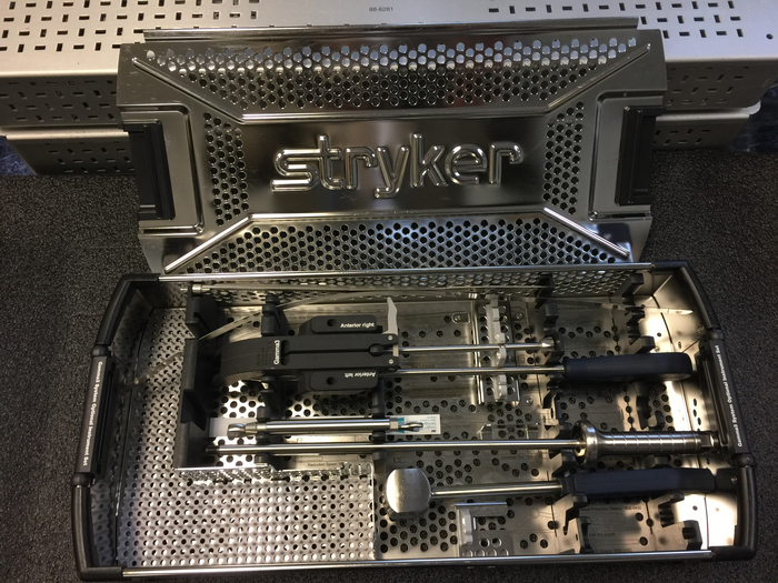 Нашлась картинка набора Gаmmа. Тут не все инструменты показаны. И здесь, возможно, набор не для ИОСа бедра, а для ИОСа плеча. У этого производителя есть наборы для плеча и бедра. И часть инструментов в этих наборах одинаковая