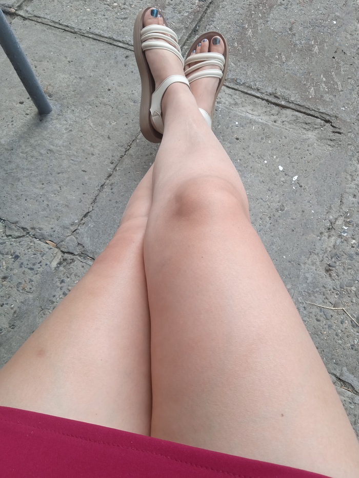 Просто пара женских ног...