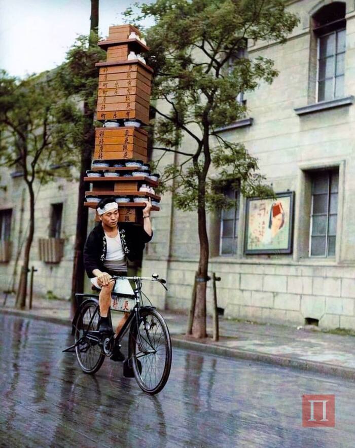 A Japanese man on a bicycle delivers soba noodles on his shoulder in Tokyo, Japan, 1907. - Crossposting, Pikabu publish bot, Telegram (link), Japan, Old photo, Colorization