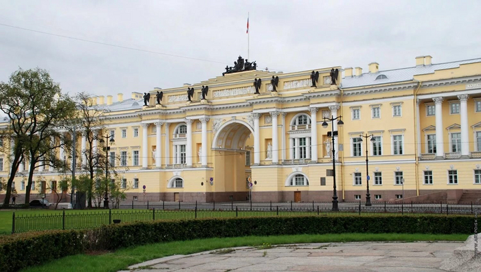 Здание Сената и Синода