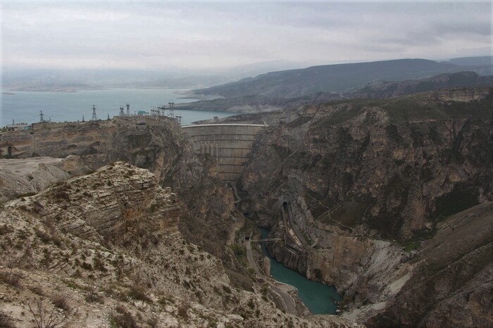 Чиркейская ГЭС. Фото: <a href="https://pikabu.ru/story/chto_nelzya_propustit_v_dagestane_11672334?u=https%3A%2F%2Fvk.com%2Feugeos&t=%D0%95%D0%B2%D0%B3%D0%B5%D0%BD%D0%B8%D0%B9%20%D0%9E%D1%81%D0%BE%D0%BA%D0%B8%D0%BD%20%7C%20%D0%92%D0%9A%D0%BE%D0%BD%D1%82%D0%B0%D0%BA%D1%82%D0%B5&h=b8005130371f37d1300778df81a82a6a2e41996c" title="https://vk.com/eugeos" target="_blank" rel="nofollow noopener">Евгений Осокин | ВКонтакте</a>