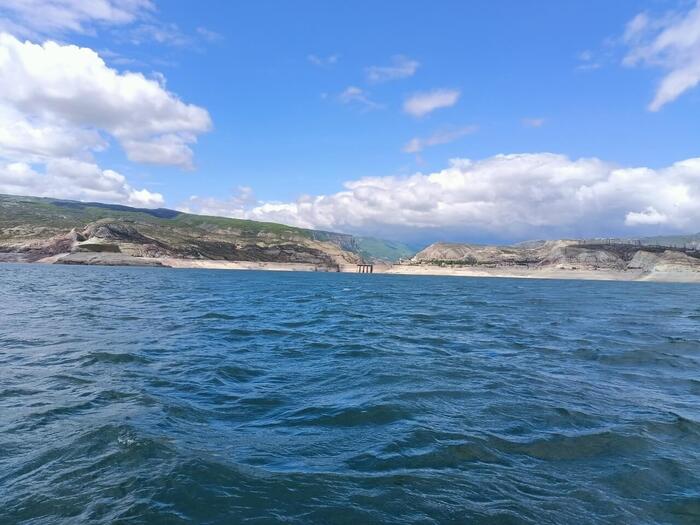 Чиркейское водохранилище. Фото: <a href="https://pikabu.ru/story/chto_nelzya_propustit_v_dagestane_11672334?u=https%3A%2F%2Fvk.com%2Fbodulka&t=%D0%98%D1%80%D0%B8%D0%BD%D0%B0%20%D0%91%D0%BE%D0%B4%D1%83%D0%BB%D0%B8%D0%BD%D0%B0%20%7C%20%D0%92%D0%9A%D0%BE%D0%BD%D1%82%D0%B0%D0%BA%D1%82%D0%B5&h=122d00ca4a836f563107384d53d809445ccd1829" title="https://vk.com/bodulka" target="_blank" rel="nofollow noopener">Ирина Бодулина | ВКонтакте</a>