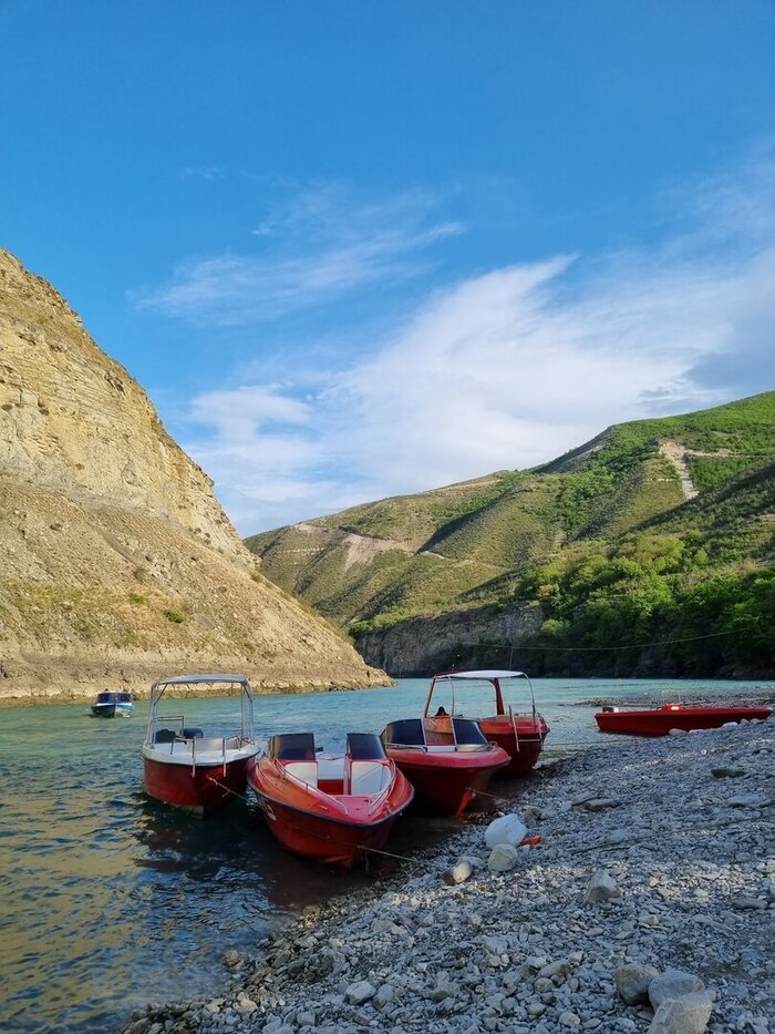 Сулакский каньон. Фото: <a href="https://pikabu.ru/story/chto_nelzya_propustit_v_dagestane_11672334?u=https%3A%2F%2Fvk.com%2Fprosto.li_yana&t=%D0%AF%D0%BD%D0%B0%20%D0%9B%D0%B8%20%7C%20%D0%92%D0%9A%D0%BE%D0%BD%D1%82%D0%B0%D0%BA%D1%82%D0%B5&h=11ca905b5f1bb9b1d969ac0df0bb6af1b9a9da53" title="https://vk.com/prosto.li_yana" target="_blank" rel="nofollow noopener">Яна Ли | ВКонтакте</a>